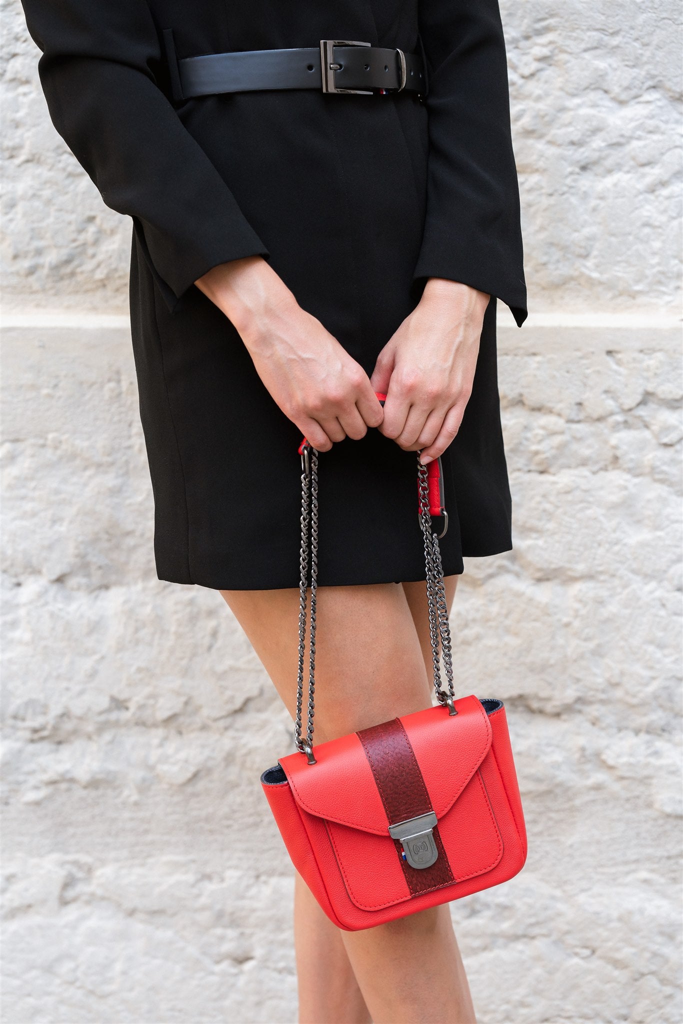 ceinture cuir couleur noir sur robe noir