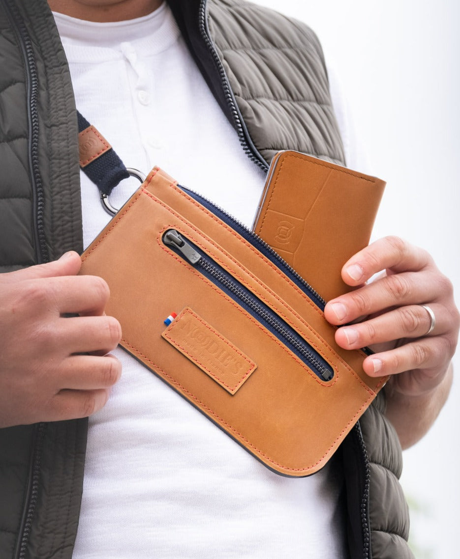 portefeuille cuir camel dans sac banane cuir camel