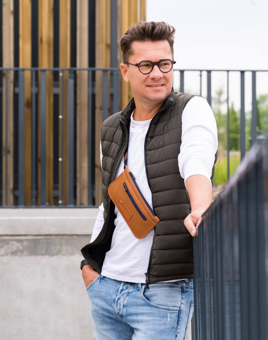 sac banane cuir porté par un homme