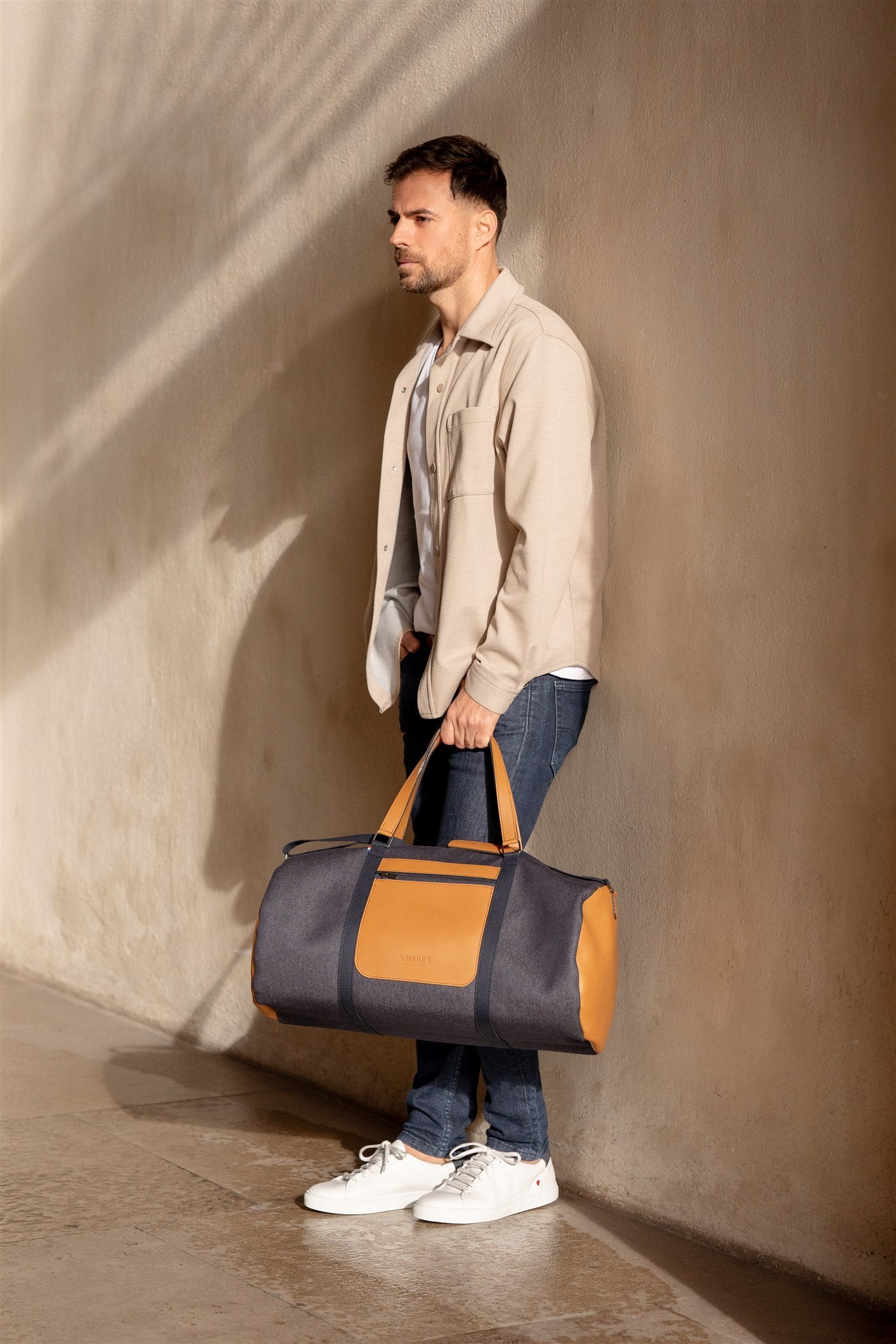 sac de voyage cuir et jeans