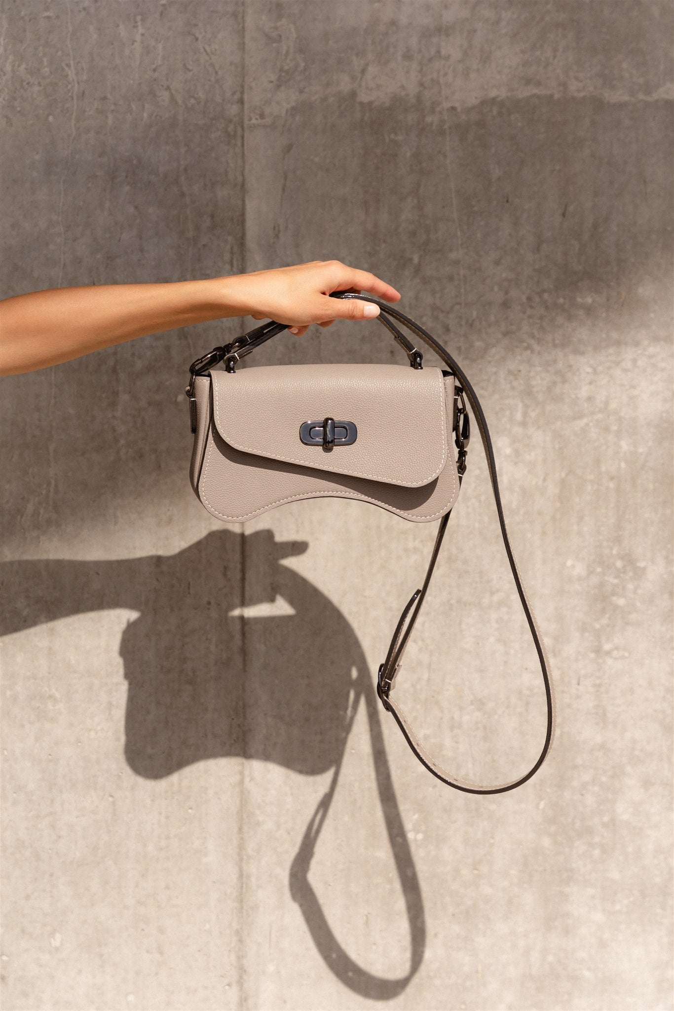 sac forme baguette gris